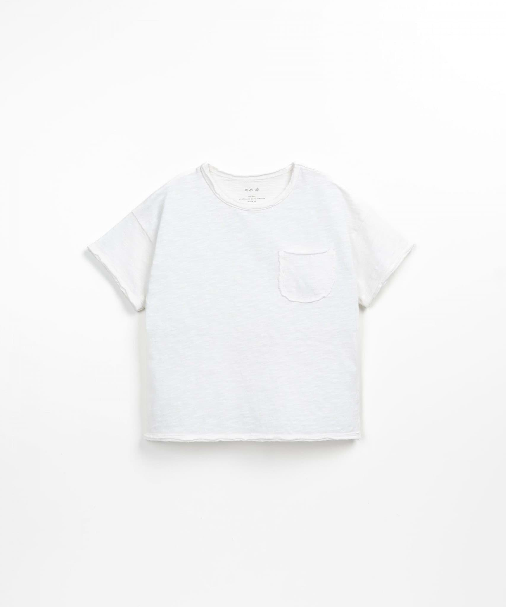 صورة T-shirt with sharp-cut details
