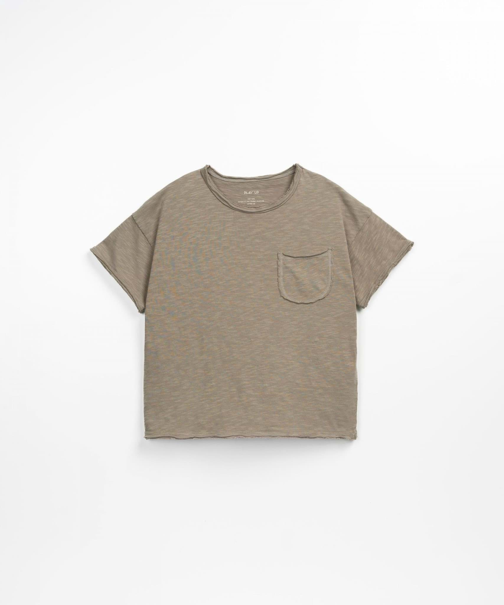 صورة T-shirt with sharp-cut details
